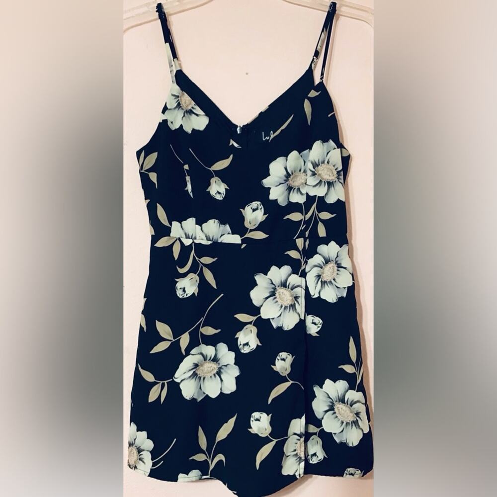 Lulu’s black floral sleeveless romper size XS